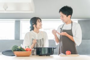 家族で一緒にに家事をしている様子