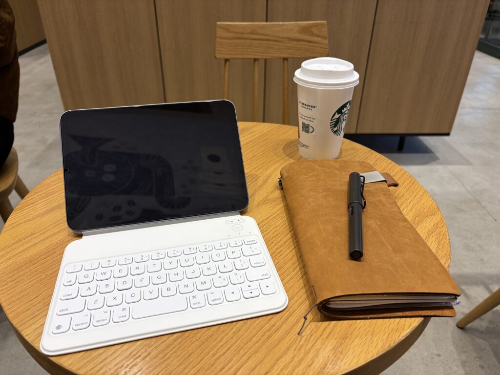 カフェで開くノート